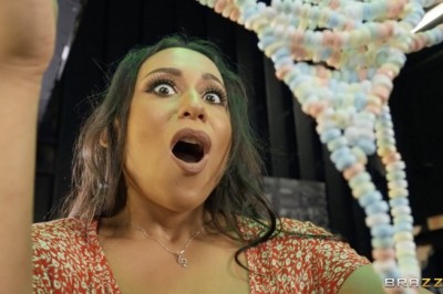 Carmela Clutch Finds the Best Vending Machine in Her Brazzers Debut